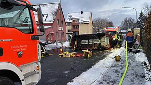 In Weiden schlitterte eine BMW-Fahrerin gegen einen am Fahrbahnrand abgestellten Kleinwagen.