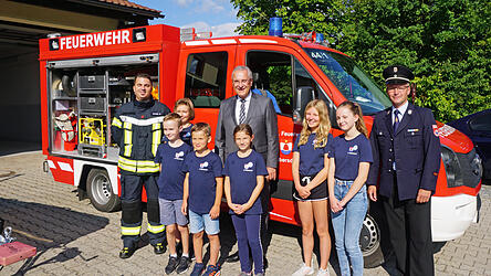 Mitglieder der Reibersdorfer Feuerwehr-Kindergruppe mit ihrem obersten Chef, Innenminister Herrmann und den Kommandanten.