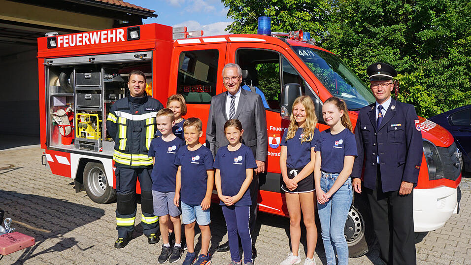 Mitglieder der Reibersdorfer Feuerwehr-Kindergruppe mit ihrem obersten Chef, Innenminister Herrmann und den Kommandanten.