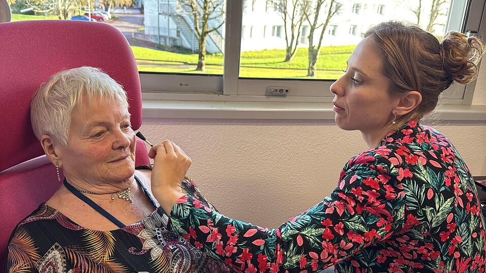 Vor dem Besuch im Club lässt sich Simone Philippe schminken. Vor dem Besuch im Club lässt sich Simone Philippe schminken.