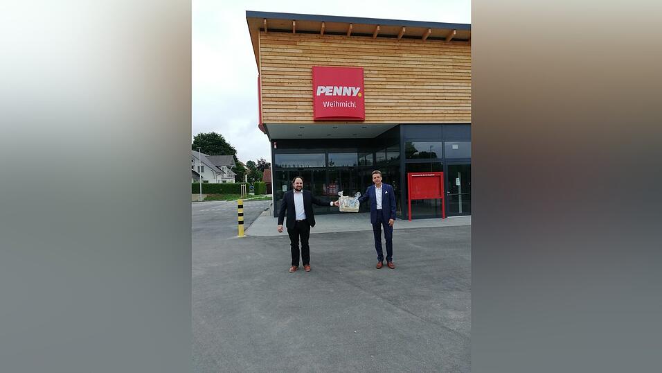 B&uuml;rgermeister Hans-Peter Deifel (l.) mit Penny-Markt-Gebietsleiter Michael Jasch vor dem neuen Penny Markt in Weihmichl.