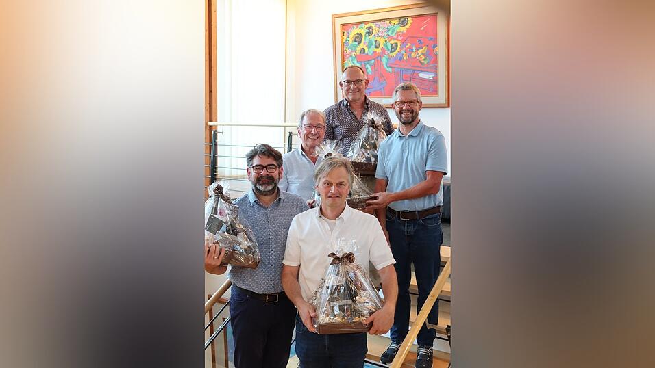 Die ausscheidenden Vorstandsmitglieder, vorne von links: Gerhard Gilch und Christian Eller; Mitte: Franz Rosinger und Claus F&ouml;ckersperger; hinten: Werner Santl.