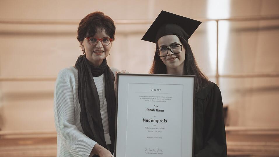 Im Rahmen der Graduiertenfeier an der TH Deggendorf konnte Sinah Harm den Medienpreis der Mediengruppe Attenkofer aus den Händen von Sonja Ettengruber entgegennehmen. Im Rahmen der Graduiertenfeier an der TH Deggendorf konnte Sinah Harm den Medienpreis der Mediengruppe Attenkofer aus den Händen von Sonja Ettengruber entgegennehmen.