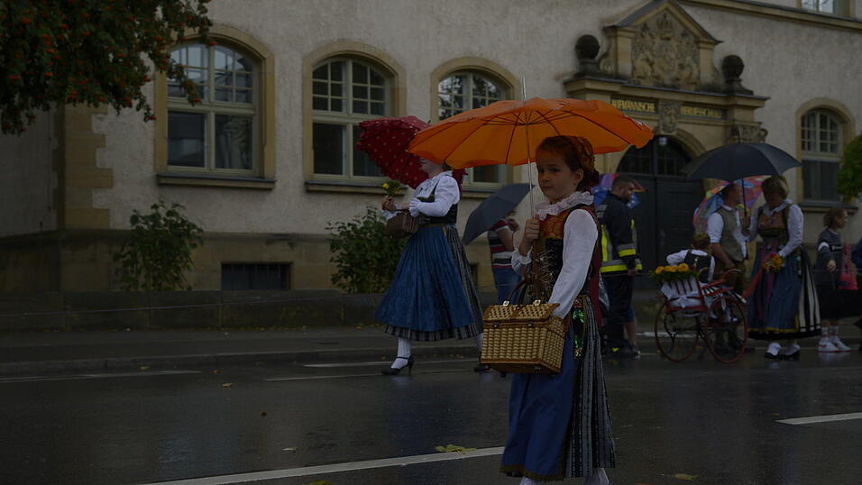 Zahlreiche Musik- und Trachtengruppen zogen nach dreij&auml;hriger Pause am Freitagabend zum Festplatz Am Hagen.&nbsp;