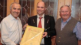 Einen neuen Ehrenvorsitzenden hat der Schützenverein Wang: Josef Trestl (links) erhielt die Urkunde von Schützenmeister Michael Schwaiger. Der zweite Ehrenschützenmeister Günter Rus (rechts) gratulierte ebenfalls.