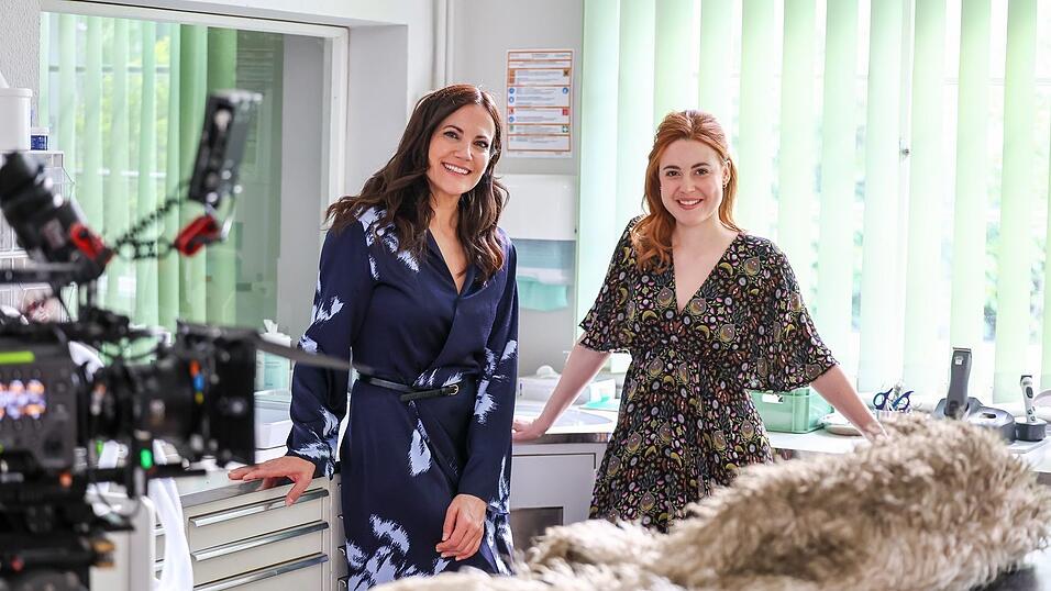 Die Schauspielerinnen&nbsp;Bettina Zimmermann (links) als Tier&auml;rztin Maja Freydank und Meriel Hinsching als ihre Kollegin Julia Kramer am Set&nbsp;f&uuml;r die Spielfilm-Reihe &laquo;Zwei Frauen f&uuml;r alle Felle&raquo;. (Archivbild)