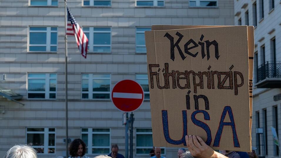 Zahlreiche Menschen protestieren immer wieder gegen die Politik von US-Pr&auml;sident Donald Trump. (Symbolbild)