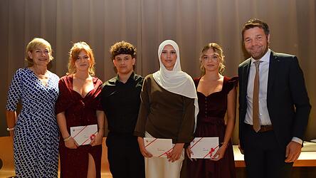 Ehrung der Jahrgangsbesten: Schulleiterin Karin Schmidt, Lena Schranner, Milan Mihajlovic, Safia Mahmoud Naser, Katharina Heigl und B&uuml;rgermeister Maximilian Mader.