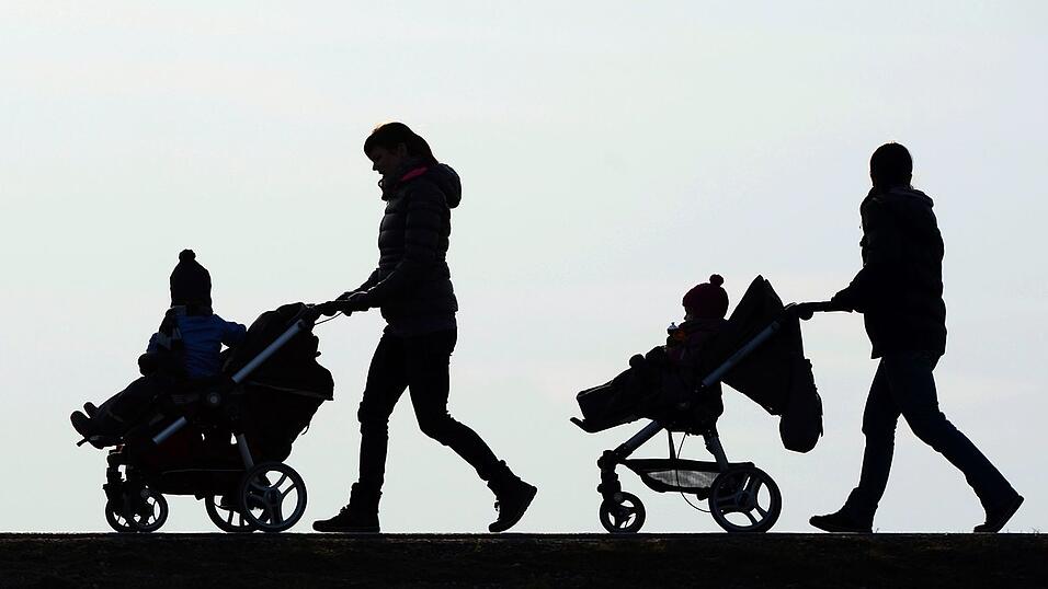 Nach einer Forsa-Umfrage für Save the Children haben viele Eltern finanzielle Sorgen. (Symbolbild) Nach einer Forsa-Umfrage für Save the Children haben viele Eltern finanzielle Sorgen. (Symbolbild)