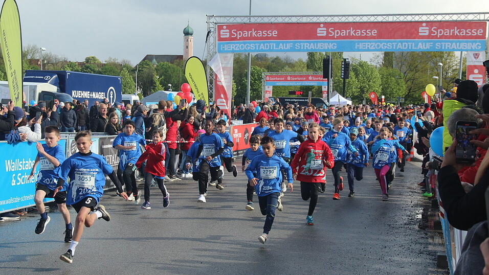 Nasskaltes Aprilwetter lässt die jungen Straubinger Läufer kalt.