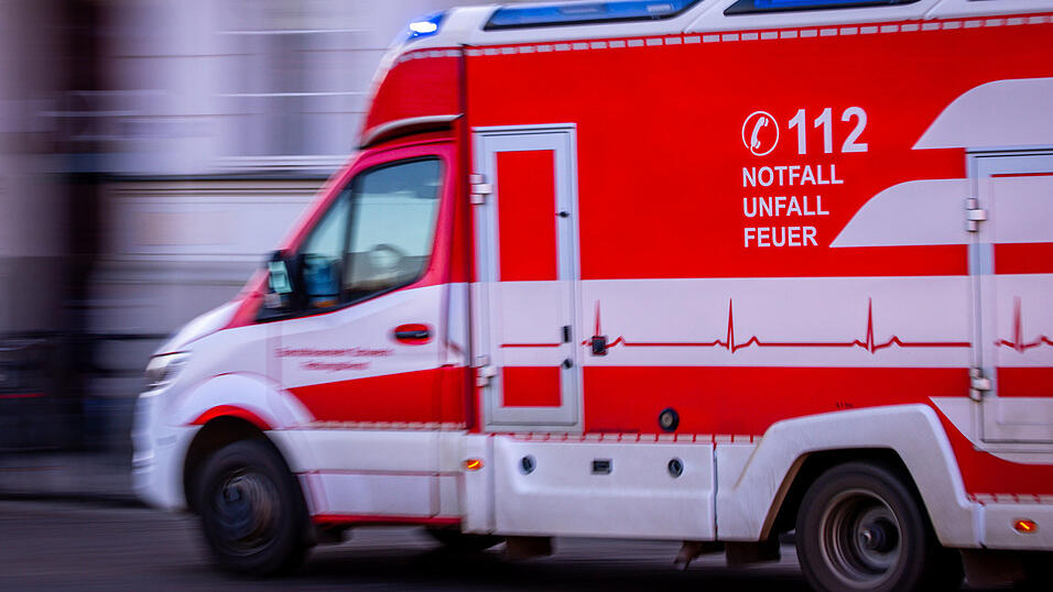 Zwei Menschen wurden bei einem Autounfall bei Kollnburg verletzt. (Symbolbild)