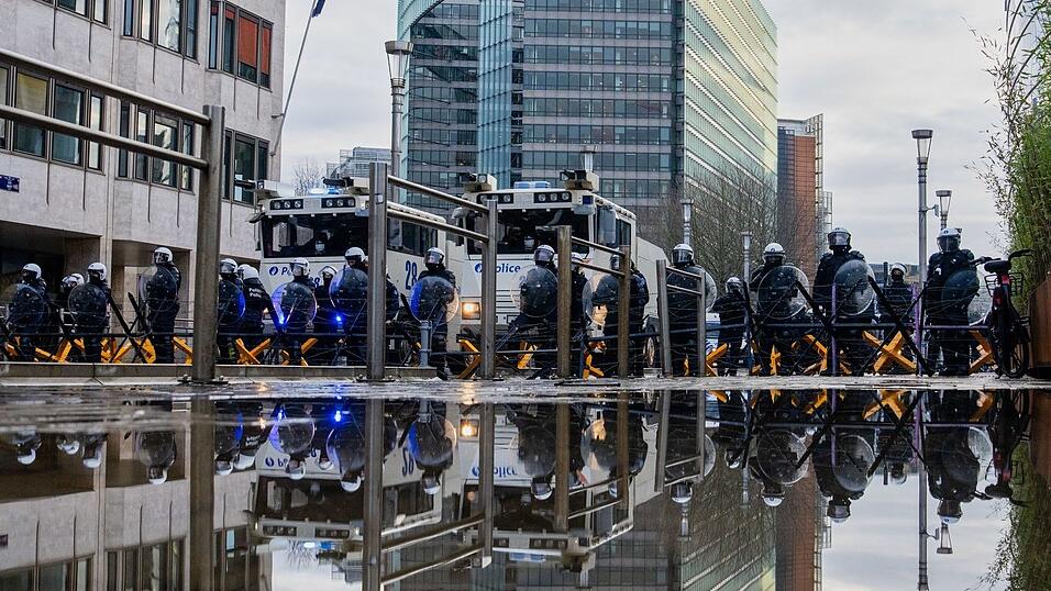 Polizisten schützen den in Brüssel tagenden EU-Gipfel. Polizisten schützen den in Brüssel tagenden EU-Gipfel.