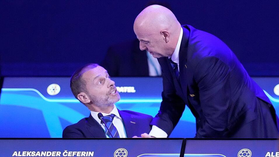 Ceferin (l) und Infantino sind Gegner im Fußball-Machtkampf. (Archivbild) Ceferin (l) und Infantino sind Gegner im Fußball-Machtkampf. (Archivbild)
