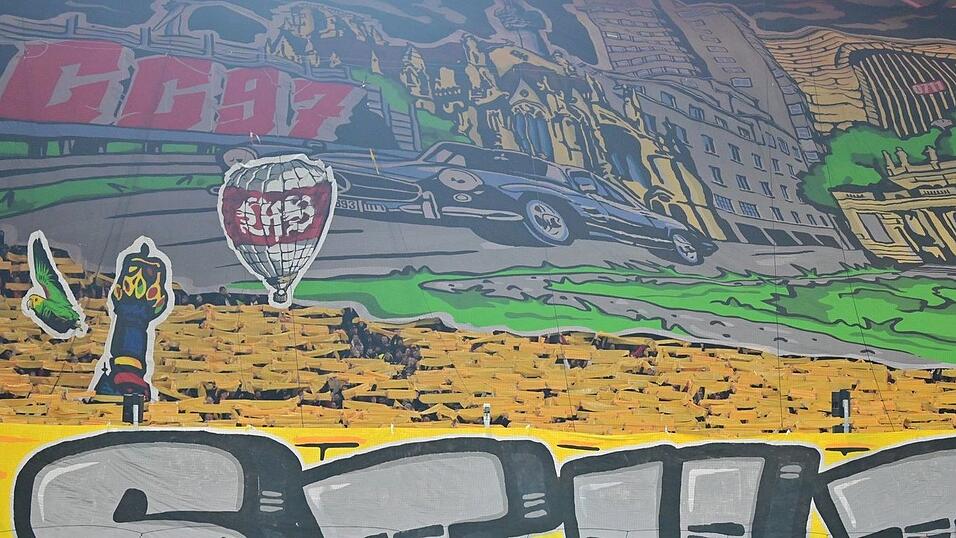 Die VfB-Fans zeigten vor dem Spiel eine beeindruckende Choreographie. Die VfB-Fans zeigten vor dem Spiel eine beeindruckende Choreographie.