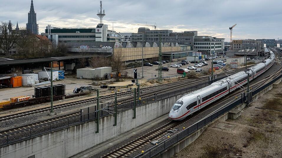 Seit heute rollen die Fernz&uuml;ge am Ulmer Hauptbahnhof wieder. (Archivbild)