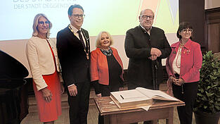 Nach der Auszeichnung mit der Bürgermedaille der Stadt Deggendorf trugen sich Margret Tuchen (3.v.l.) und Karl Stern (2.v.r.) ins Goldene Buch ein. Nach der Auszeichnung mit der Bürgermedaille der Stadt Deggendorf trugen sich Margret Tuchen (3.v.l.) und Karl Stern (2.v.r.) ins Goldene Buch ein.