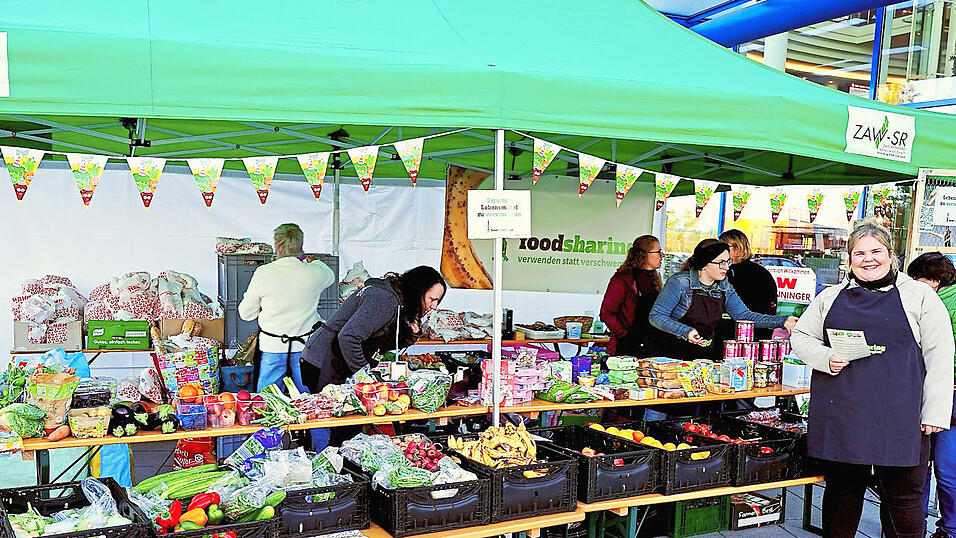 Obst, Gemüse, gerettetes Essen und vieles mehr: Diese Dinge wurde am Samstag beim Bücherflohmarkt von foodsharing an alle, die interessiert waren, verschenkt. Obst, Gemüse, gerettetes Essen und vieles mehr: Diese Dinge wurde am Samstag beim Bücherflohmarkt von foodsharing an alle, die interessiert waren, verschenkt.