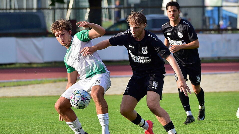 Im Hinspiel gab es keinen Sieger, die SpVgg GW Deggendorf (in weißen Trikots) und der TSV Waldkirchen trennten sich 1:1-unentschieden. Im Hinspiel gab es keinen Sieger, die SpVgg GW Deggendorf (in weißen Trikots) und der TSV Waldkirchen trennten sich 1:1-unentschieden.
