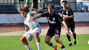 Im Hinspiel gab es keinen Sieger, die SpVgg GW Deggendorf (in weißen Trikots) und der TSV Waldkirchen trennten sich 1:1-unentschieden. Im Hinspiel gab es keinen Sieger, die SpVgg GW Deggendorf (in weißen Trikots) und der TSV Waldkirchen trennten sich 1:1-unentschieden.