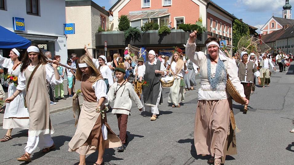 Die schönsten Augenblicke des historischen Drachenstich-Festzuges 2016. Die schönsten Augenblicke des historischen Drachenstich-Festzuges 2016.