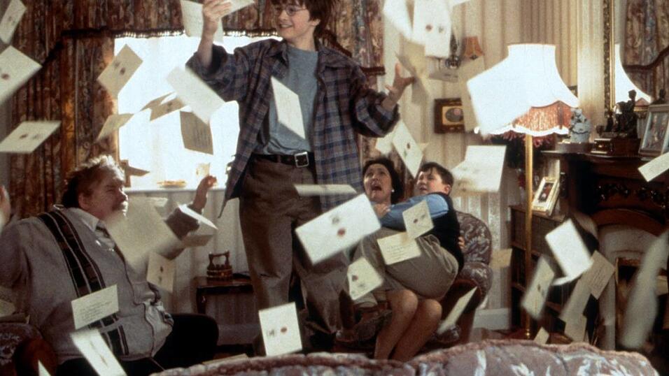 Harry Potter erhält seinen Hogwartsbrief gleich mehrfach - sehr zum Ärger seines Onkels und seiner Tante. Harry Potter erhält seinen Hogwartsbrief gleich mehrfach - sehr zum Ärger seines Onkels und seiner Tante.