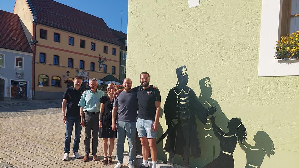 Christian Liegl (rechts) fällt heuer als Trenckdarsteller aus. Lawrence Gast (Zweiter von rechts) wird bei allen Aufführungen den Pandurenoberst spielen. Das verkündeten Vorsitzender Martin Frank (Zweiter von links) sowie seine Stellvertreter Andreas Eisenhart und Catalin Heumann. Christian Liegl (rechts) fällt heuer als Trenckdarsteller aus. Lawrence Gast (Zweiter von rechts) wird bei allen Aufführungen den Pandurenoberst spielen. Das verkündeten Vorsitzender Martin Frank (Zweiter von links) sowie seine Stellvertreter Andreas Eisenhart und Catalin Heumann.