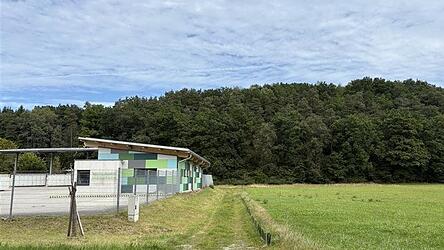 Auf dieser Fläche in Großenau soll ein Lagerplatz für den Bauhof entstehen.