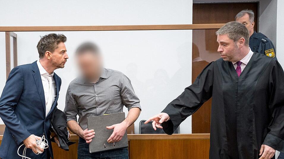 Die Verteidiger r&auml;umten zu Prozessbeginn ein, dass der Angeklagte (m., verpixelt) sich heimlich beim Geschlechtsverkehr mit mehreren Frauen gefilmt und die Videos anschlie&szlig;end ins Internet gestellt hatte. (Archivbild)