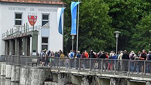 Die Besuchermassen strömten den ganzen Sonntag über zum Kraftwerk am Höllenstein. Die Besuchermassen strömten den ganzen Sonntag über zum Kraftwerk am Höllenstein.