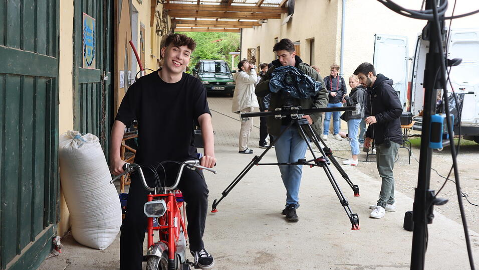 Finnel ist im Video auch auf dem Mofa unterwegs.