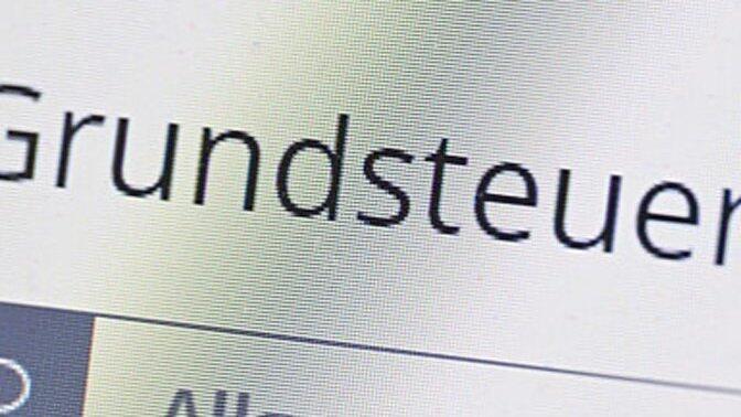 Das Wort Grundsteuer erscheint auf einem Computerbildschirm auf der Seite des Online-Steuerportals Elster.