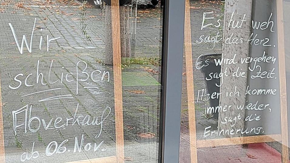 Wie schwer den Unternehmerinnen der R&uuml;ckzug f&auml;llt, zeigte sich in den Hinweisen im Schaufenster des Ladencafes.
