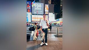 Daniel Petz am Times Square, im Hintergrund das Lord-Nil-Video.
