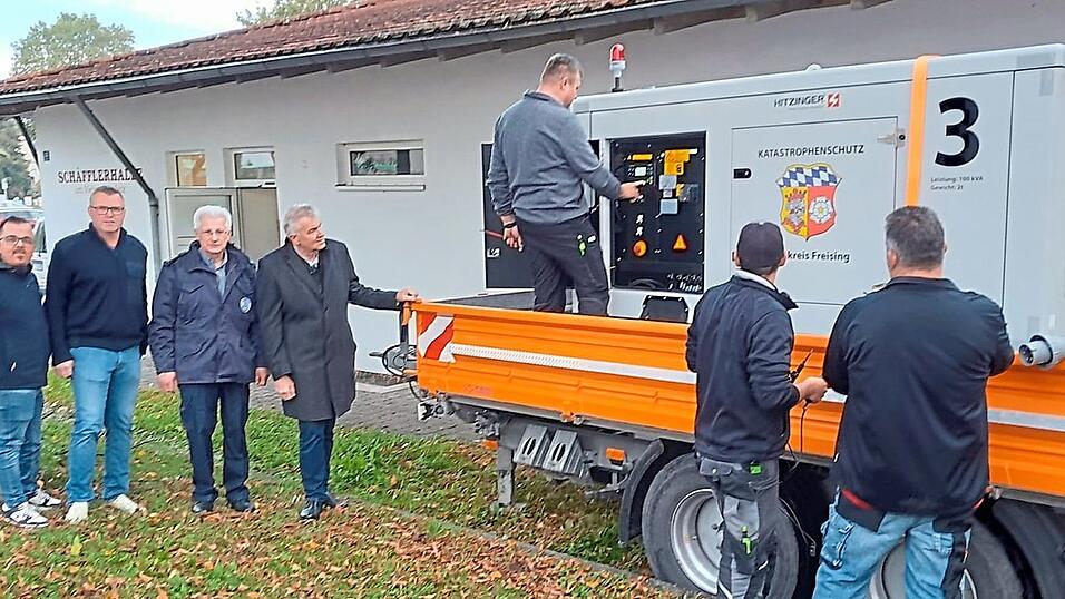 Vorbereitung einer öffentlichen Blackout-Übung in Moosburg am 16. November: Die Schäfflerhalle wird per Notstromaggregat versorgt, damit dort durch Navis ein medizinisches Versorgungszentrum eingerichtet werden kann. Der erfolgreiche Testlauf mit (v.l.) dem städtischen Feuerwehrbeauftragten Florian Eitner, Kreisbrandrat Manfred Danner, Navis-Vorsitzendem Dr. Thomas Geiner und Bürgermeister Josef Dollinger. Vorbereitung einer öffentlichen Blackout-Übung in Moosburg am 16. November: Die Schäfflerhalle wird per Notstromaggregat versorgt, damit dort durch Navis ein medizinisches Versorgungszentrum eingerichtet werden kann. Der erfolgreiche Testlauf mit (v.l.) dem städtischen Feuerwehrbeauftragten Florian Eitner, Kreisbrandrat Manfred Danner, Navis-Vorsitzendem Dr. Thomas Geiner und Bürgermeister Josef Dollinger.