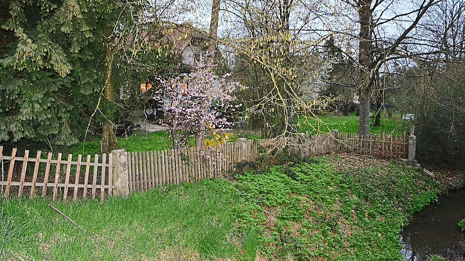 Wegen der Hochwassergefahr durch den vorbeiflie&szlig;enden Leitersdorfer Bach h&auml;lt der Marktrat dieses Grundst&uuml;ck an der Moosburger Stra&szlig;e f&uuml;r unbebaubar und verweigerte dem Antrag auf Vorbescheid zum Neubau einer Wohnanlage mit neun Wohnungen zum mittlerweile dritten Mal das gemeindliche Einvernehmen. Das Kreisbauamt sieht die Sache nach wie vor anders.
