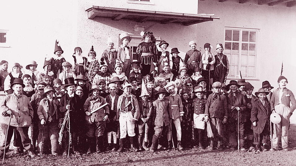 Das Jugendheim auf der Marienh&ouml;he war in den 1930er- und 1940er-Jahren ein beliebter Treffpunkt der Landauer Jugend. F&uuml;r eine z&uuml;nftige Faschingsfeier bedurfte es in der Nachkriegszeit keines aufwendig gefertigten Kost&uuml;ms. Es gen&uuml;gte eine Kopfbedeckung &ndash; ein alter Hut, ein Schl&auml;gerkappi, eine Kasperlm&uuml;tze &ndash;, dazu eine Joppe vom Vater und ein aufgemalter Schnurrbart. Fertig ist ein Hochzeitslader oder auch ein Handwerksbursch auf der Walz.