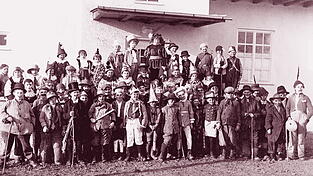 Das Jugendheim auf der Marienhöhe war in den 1930er- und 1940er-Jahren ein beliebter Treffpunkt der Landauer Jugend. Für eine zünftige Faschingsfeier bedurfte es in der Nachkriegszeit keines aufwendig gefertigten Kostüms. Es genügte eine Kopfbedeckung – ein alter Hut, ein Schlägerkappi, eine Kasperlmütze –, dazu eine Joppe vom Vater und ein aufgemalter Schnurrbart. Fertig ist ein Hochzeitslader oder auch ein Handwerksbursch auf der Walz. Das Jugendheim auf der Marienhöhe war in den 1930er- und 1940er-Jahren ein beliebter Treffpunkt der Landauer Jugend. Für eine zünftige Faschingsfeier bedurfte es in der Nachkriegszeit keines aufwendig gefertigten Kostüms. Es genügte eine Kopfbedeckung – ein alter Hut, ein Schlägerkappi, eine Kasperlmütze –, dazu eine Joppe vom Vater und ein aufgemalter Schnurrbart. Fertig ist ein Hochzeitslader oder auch ein Handwerksbursch auf der Walz.