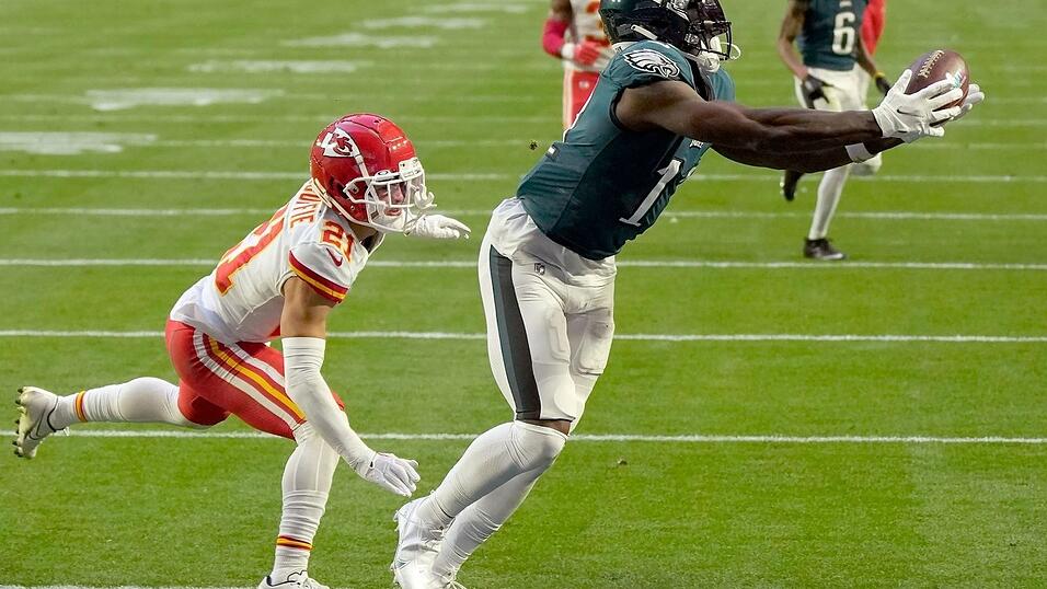 Philadelphia Eagles Wide Receiver A.J. Brown (11) fängt einen Touchdown gegen Kansas City Chiefs Cornerback Trent McDuffie (21). Philadelphia Eagles Wide Receiver A.J. Brown (11) fängt einen Touchdown gegen Kansas City Chiefs Cornerback Trent McDuffie (21).