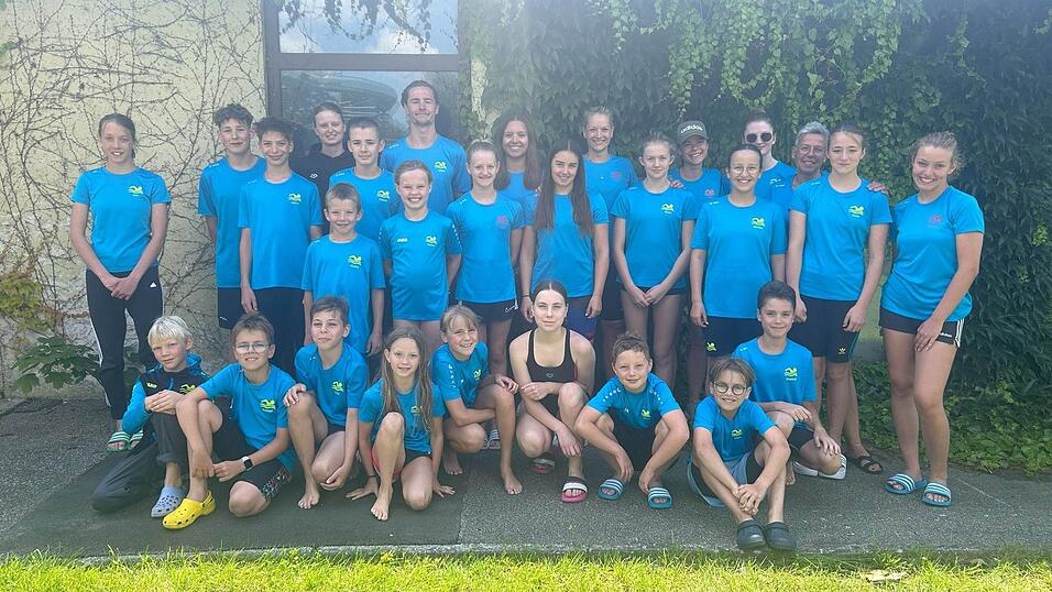 Die Hengersberger Mannschaft beim Internationalen Sprintertreffen in Landau mit Trainerin Nicole Sauer (stehend 3.v.r.). Die Hengersberger Mannschaft beim Internationalen Sprintertreffen in Landau mit Trainerin Nicole Sauer (stehend 3.v.r.).