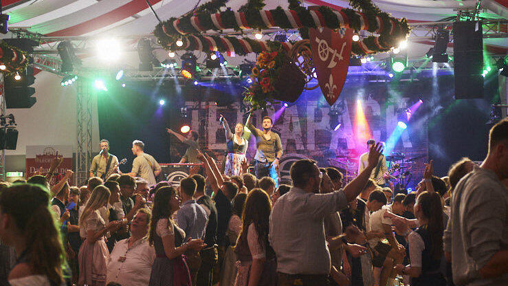 Die Partybilder vom Freitag, 16. August, aus dem Festzelt Lechner. Die Partybilder vom Freitag, 16. August, aus dem Festzelt Lechner.