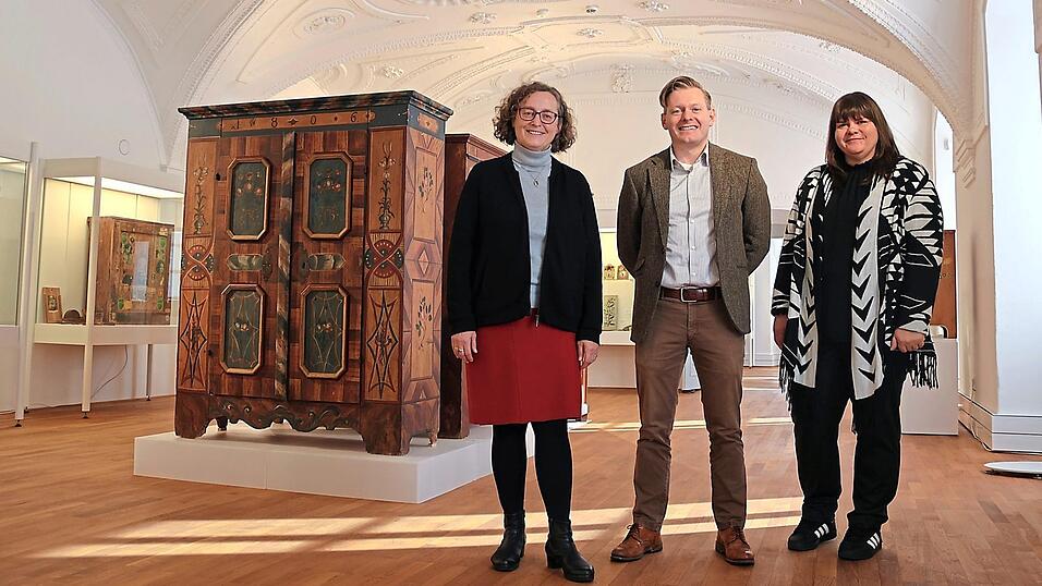 Zufrieden mit der ersten Saison im sanierten Kreismuseum (von links): Das Team des Kulturreferats am Landratsamt mit Maria-Luise Segl, Dr. Martin Schreiner und Karin Hirschberger freut sich über 2.500 interessierte Besucher in den historischen Räumen des Klosters Walderbach. Zufrieden mit der ersten Saison im sanierten Kreismuseum (von links): Das Team des Kulturreferats am Landratsamt mit Maria-Luise Segl, Dr. Martin Schreiner und Karin Hirschberger freut sich über 2.500 interessierte Besucher in den historischen Räumen des Klosters Walderbach.