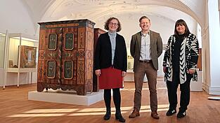 Zufrieden mit der ersten Saison im sanierten Kreismuseum (von links): Das Team des Kulturreferats am Landratsamt mit Maria-Luise Segl, Dr. Martin Schreiner und Karin Hirschberger freut sich &uuml;ber 2.500 interessierte Besucher in den historischen R&auml;umen des Klosters Walderbach.