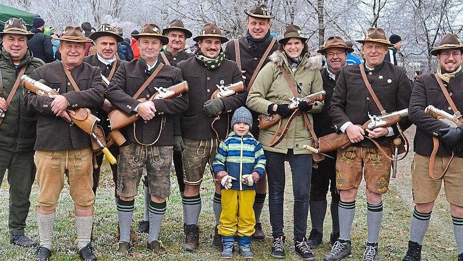 Die B&ouml;llersch&uuml;tzen des Sch&uuml;tzenrings Wallersdorf gaben den Startschuss.
