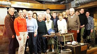 Ein Erinnerungsfoto am Ende der Vorführung in der Traditionsglashütte musste sein, wenn sich schon so viele prominente Besucher die Ehre geben.