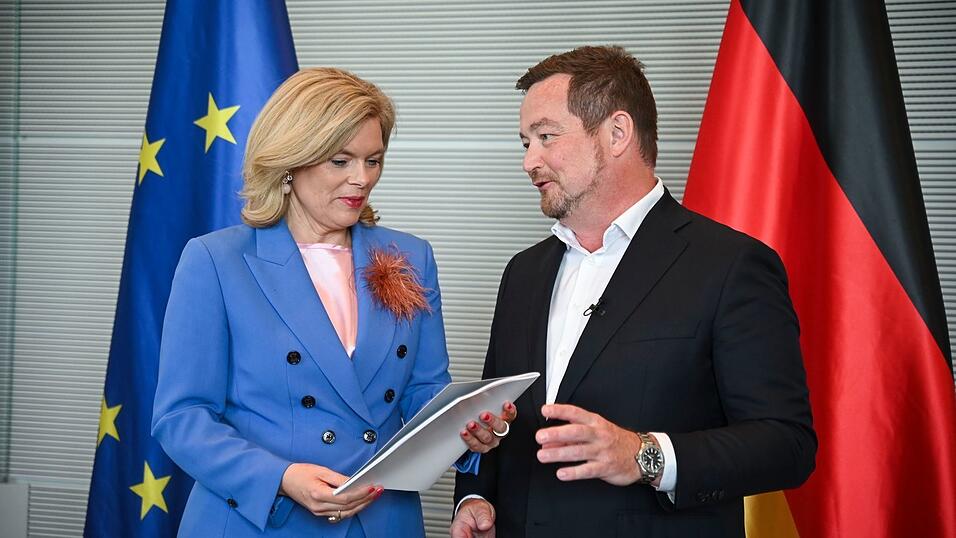 Seinen ersten Jahresbericht hat der Polizeibeauftragte des Bundes, Uli Grötsch, am Dienstag an Bundestagspräsidentin Julia Klöckner übergeben.