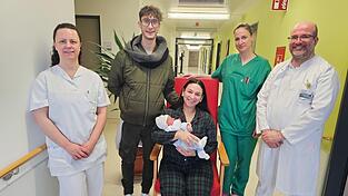 Krankenschwester Mine Cetinkaya (l.), Hebamme Csilla Karoly (2. v. r.) und Chefarzt Kurt Seeborg (r.) zeigten sich mit den Eltern &uuml;ber die Geburt ihres Sohnes Rocco Pio erfreut.