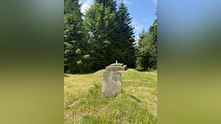 Die Stadt Deggendorf gewährleistet ihre Wasserversorgung durch 30 eigene Quellen, aber auch die Anbindung an die Wasserversorgung Bayerischer Wald. Im Bild der Quellfassungsstein Dreitannenriegel. Die Stadt Deggendorf gewährleistet ihre Wasserversorgung durch 30 eigene Quellen, aber auch die Anbindung an die Wasserversorgung Bayerischer Wald. Im Bild der Quellfassungsstein Dreitannenriegel.