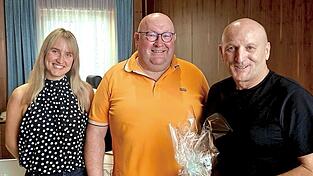 Auf ihn war Verlass: Bürgermeister Franz Aster (r.) und Verena Bachner verabschiedeten Hauptkommissar Helmut Mühlberger Auf ihn war Verlass: Bürgermeister Franz Aster (r.) und Verena Bachner verabschiedeten Hauptkommissar Helmut Mühlberger
