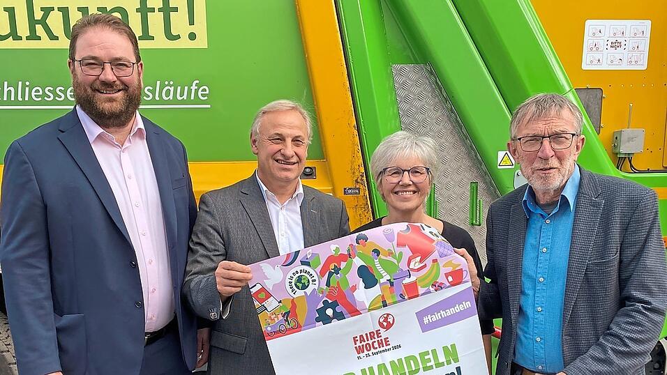 Eröffneten die „Faire Woche“ (v.l.): Landrat Tobias Beck, Pate ZAW-SR-Geschäftsleiter Gangolf Wasmeier, Maria Stauber, Sprecherin der Fairtrade-Steuerungsgruppe der Stadt, und Bernhard Suttner, Sprecher der Fairtrade-Steuerungsgruppe des Landkreises. Eröffneten die „Faire Woche“ (v.l.): Landrat Tobias Beck, Pate ZAW-SR-Geschäftsleiter Gangolf Wasmeier, Maria Stauber, Sprecherin der Fairtrade-Steuerungsgruppe der Stadt, und Bernhard Suttner, Sprecher der Fairtrade-Steuerungsgruppe des Landkreises.
