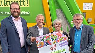 Eröffneten die „Faire Woche“ (v.l.): Landrat Tobias Beck, Pate ZAW-SR-Geschäftsleiter Gangolf Wasmeier, Maria Stauber, Sprecherin der Fairtrade-Steuerungsgruppe der Stadt, und Bernhard Suttner, Sprecher der Fairtrade-Steuerungsgruppe des Landkreises. Eröffneten die „Faire Woche“ (v.l.): Landrat Tobias Beck, Pate ZAW-SR-Geschäftsleiter Gangolf Wasmeier, Maria Stauber, Sprecherin der Fairtrade-Steuerungsgruppe der Stadt, und Bernhard Suttner, Sprecher der Fairtrade-Steuerungsgruppe des Landkreises.